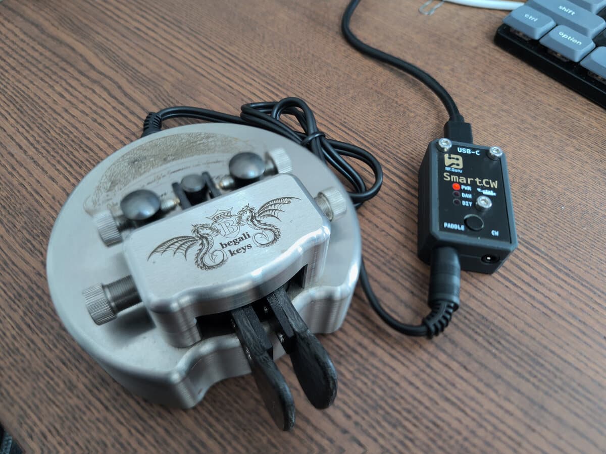 The SmartCW interface with a paddle plugged in